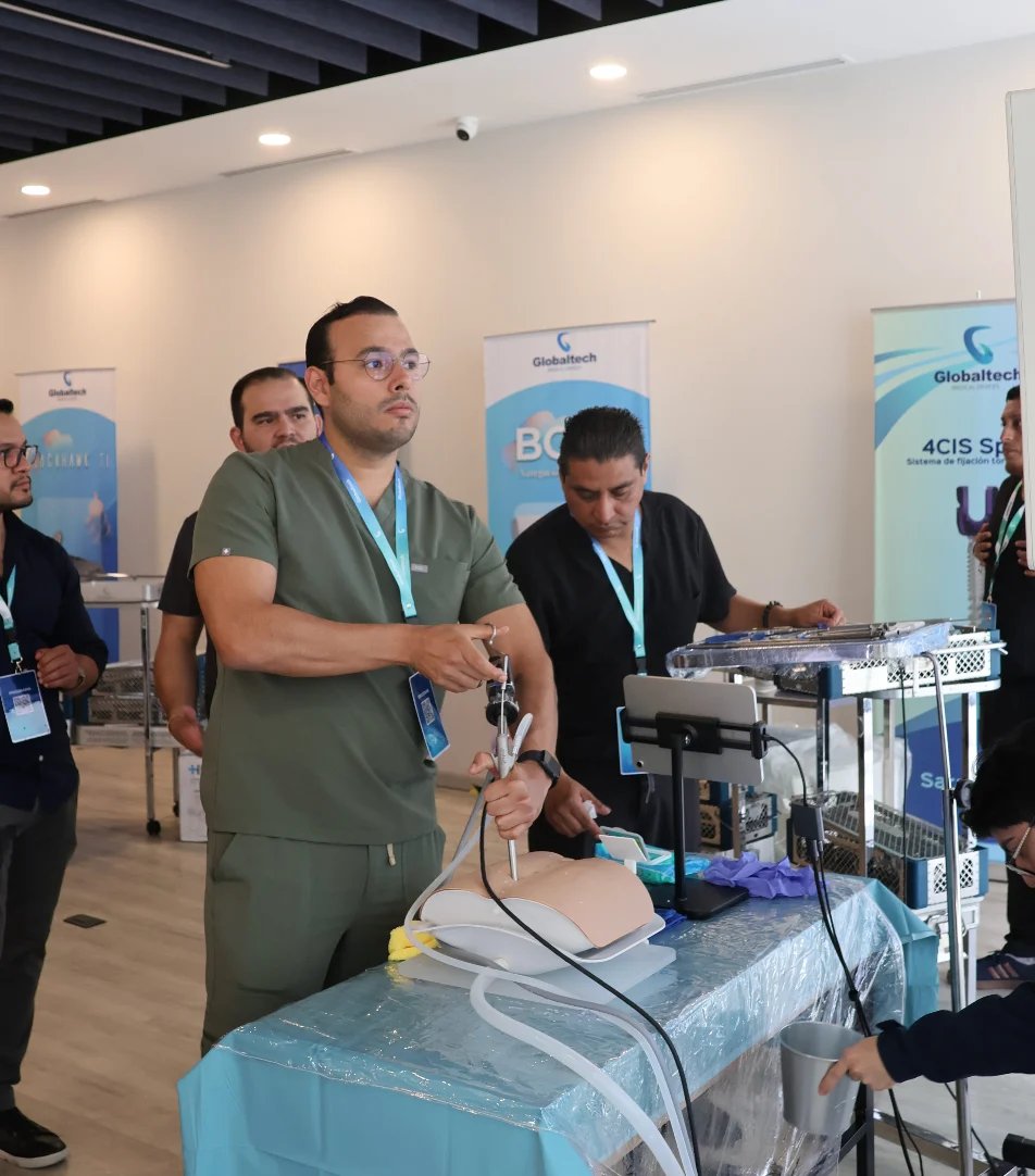 Profesionales médicos demostrando equipo quirúrgico en una conferencia o evento del sector